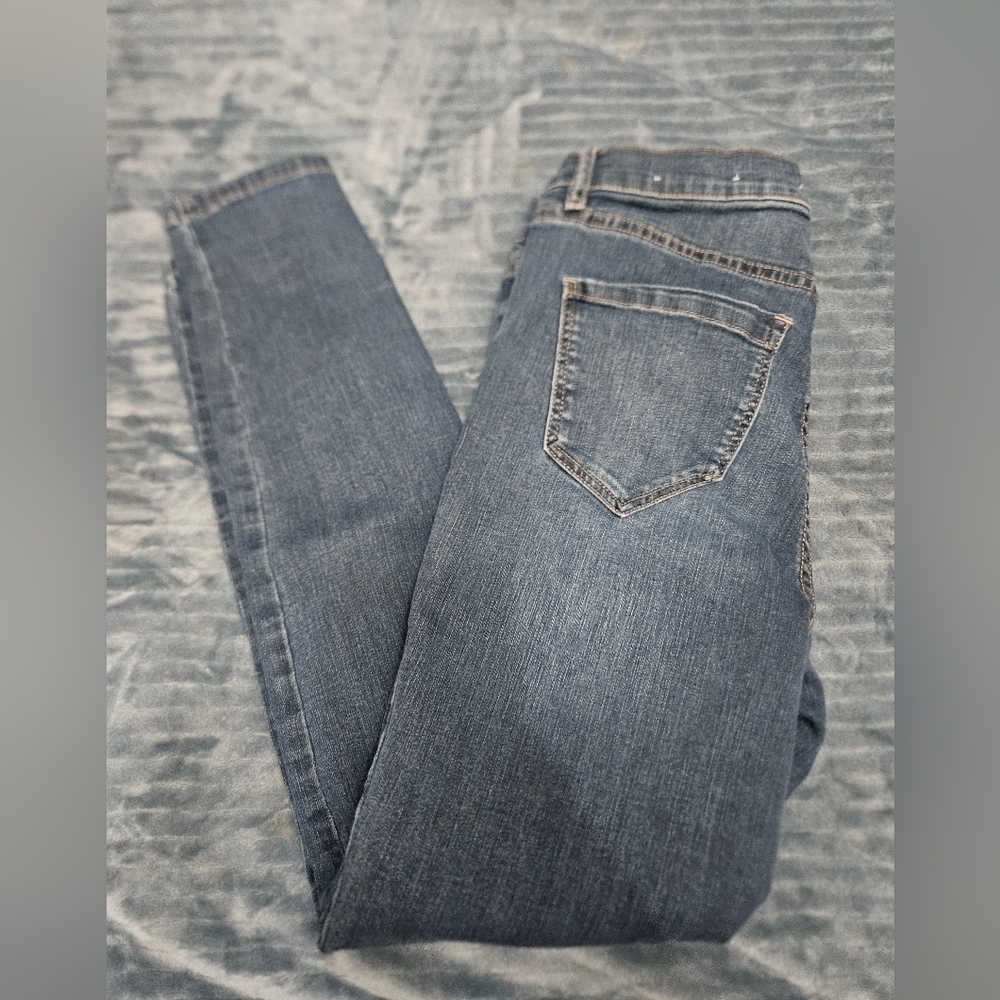 Nicole Miller medium wash high rise skinny jeans!